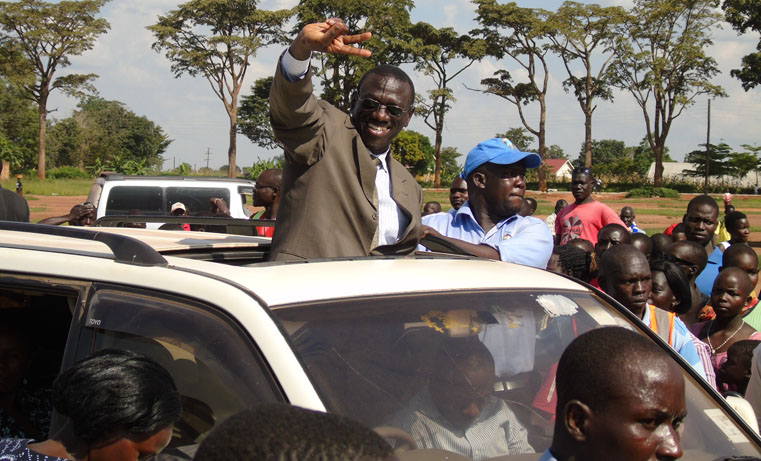 Kizza Besigye, the FDC Presidential party flagbrear arriving ahead of rally at Kaunda Grounds in Gulu town last Friday 