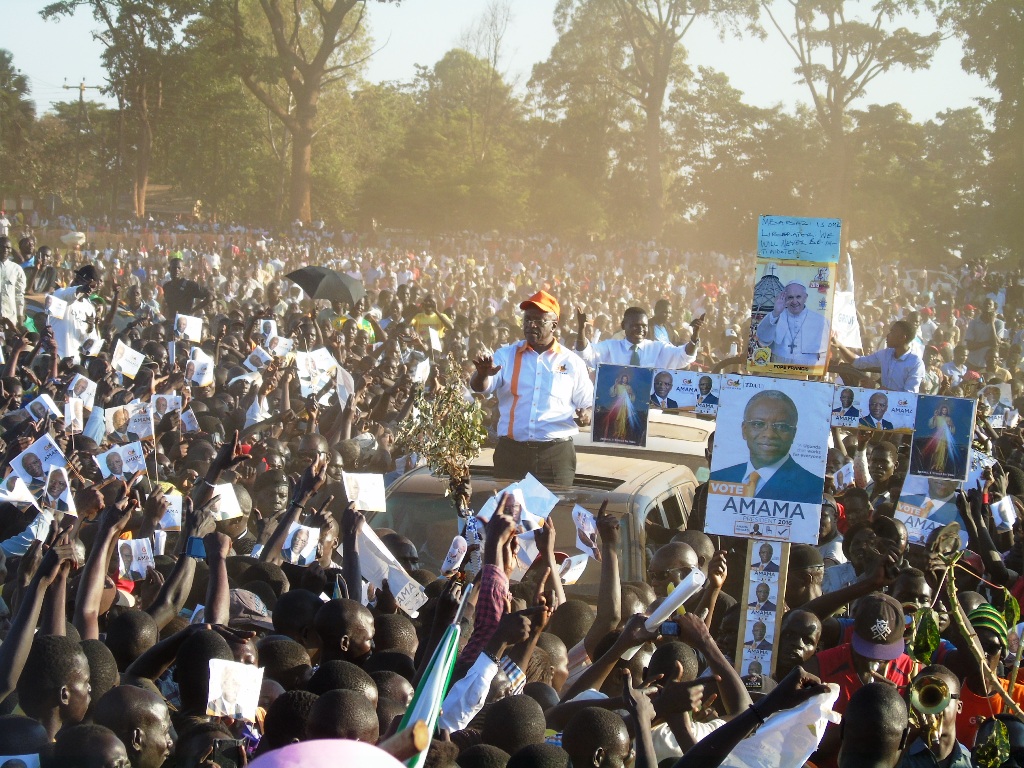 Amama being welcomed in Gulu (1)