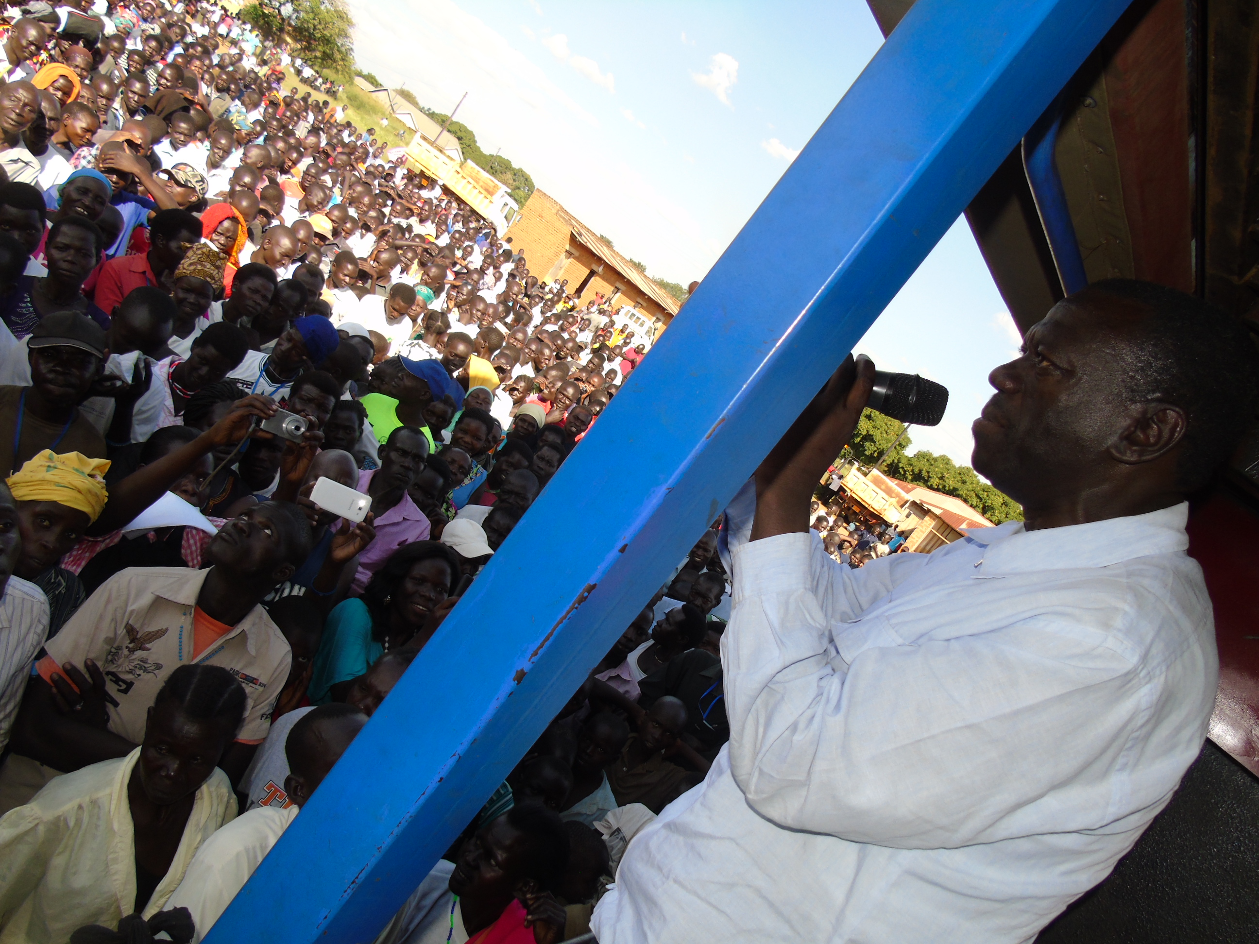 Besigye addressing a crowd in Pader Town council